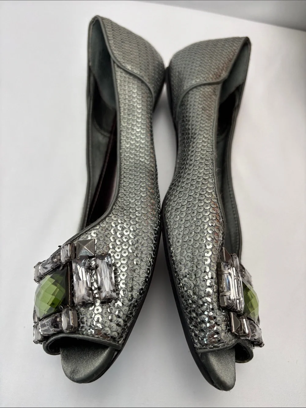 Kenneth‎ Cole Womens 9.5 Silver Peep-Toe Flats with Green Gem Accent #443